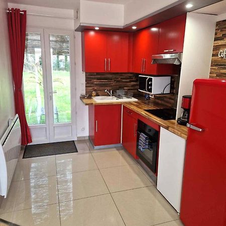 02 - Tres Joli 2 Pieces Avec 3 Lits Pouvant Accueillir Jusqu'A 5 Personnes, Situe Au Rdc Avec Entree Independante, Une Place De Parking Reservee Devant L'Entree Et Terrasse Sur L'Arriere Donnant Sur Parc Arbore, Tout Le Linge De Maison Est Fourni Razac-sur-lʼIsle Екстериор снимка