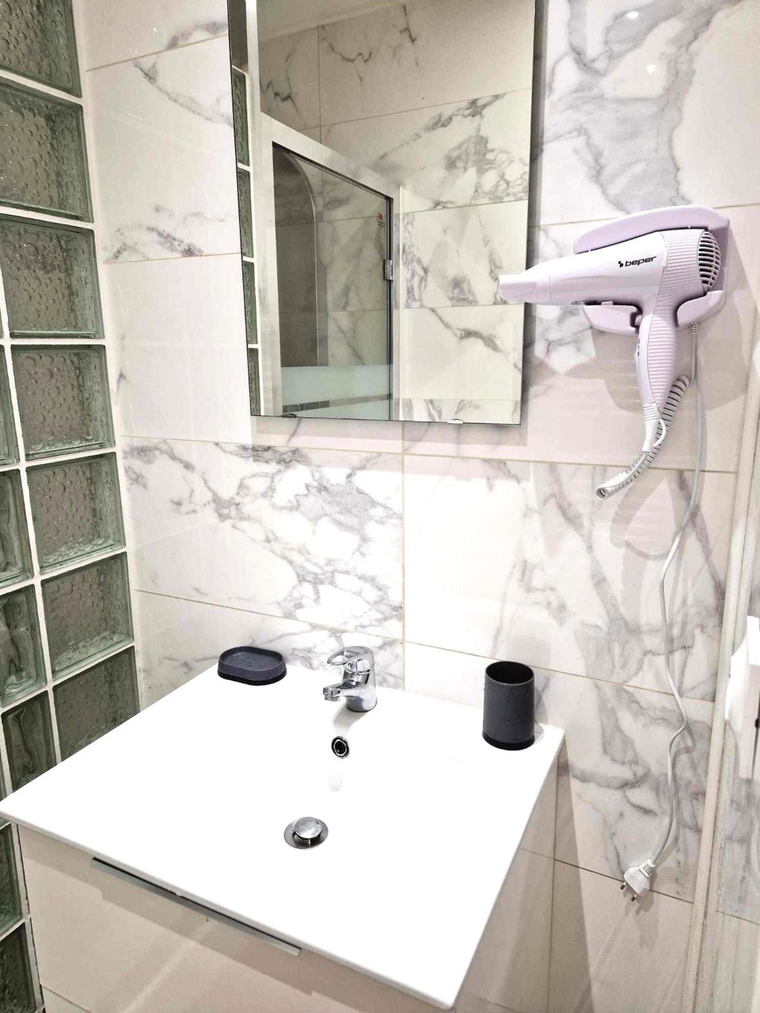 02 - Tres Joli 2 Pieces Avec 3 Lits Pouvant Accueillir Jusqu'A 5 Personnes, Situe Au Rdc Avec Entree Independante, Une Place De Parking Reservee Devant L'Entree Et Terrasse Sur L'Arriere Donnant Sur Parc Arbore, Tout Le Linge De Maison Est Fourni Razac-sur-lʼIsle Екстериор снимка