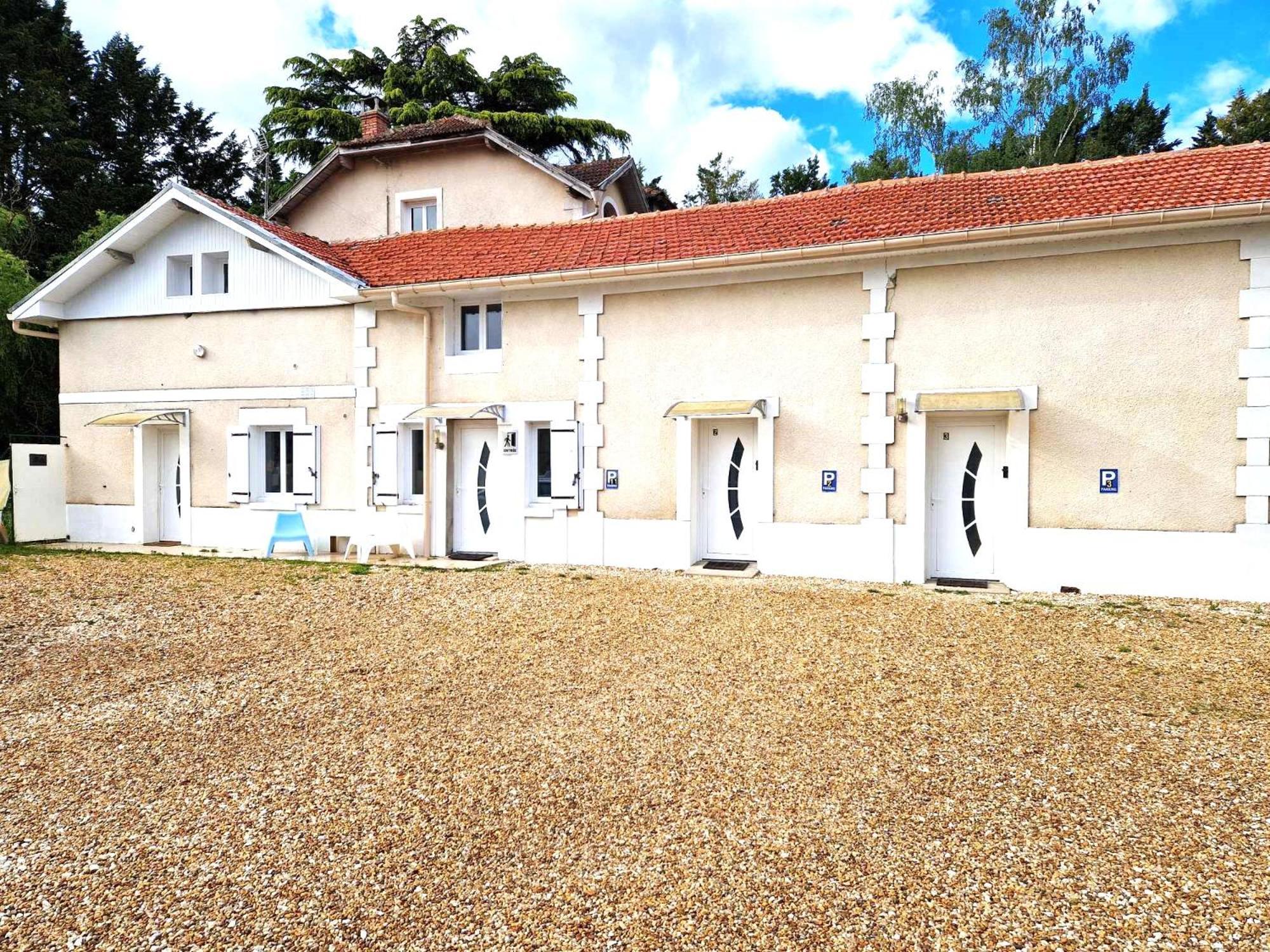 02 - Tres Joli 2 Pieces Avec 3 Lits Pouvant Accueillir Jusqu'A 5 Personnes, Situe Au Rdc Avec Entree Independante, Une Place De Parking Reservee Devant L'Entree Et Terrasse Sur L'Arriere Donnant Sur Parc Arbore, Tout Le Linge De Maison Est Fourni Razac-sur-lʼIsle Екстериор снимка