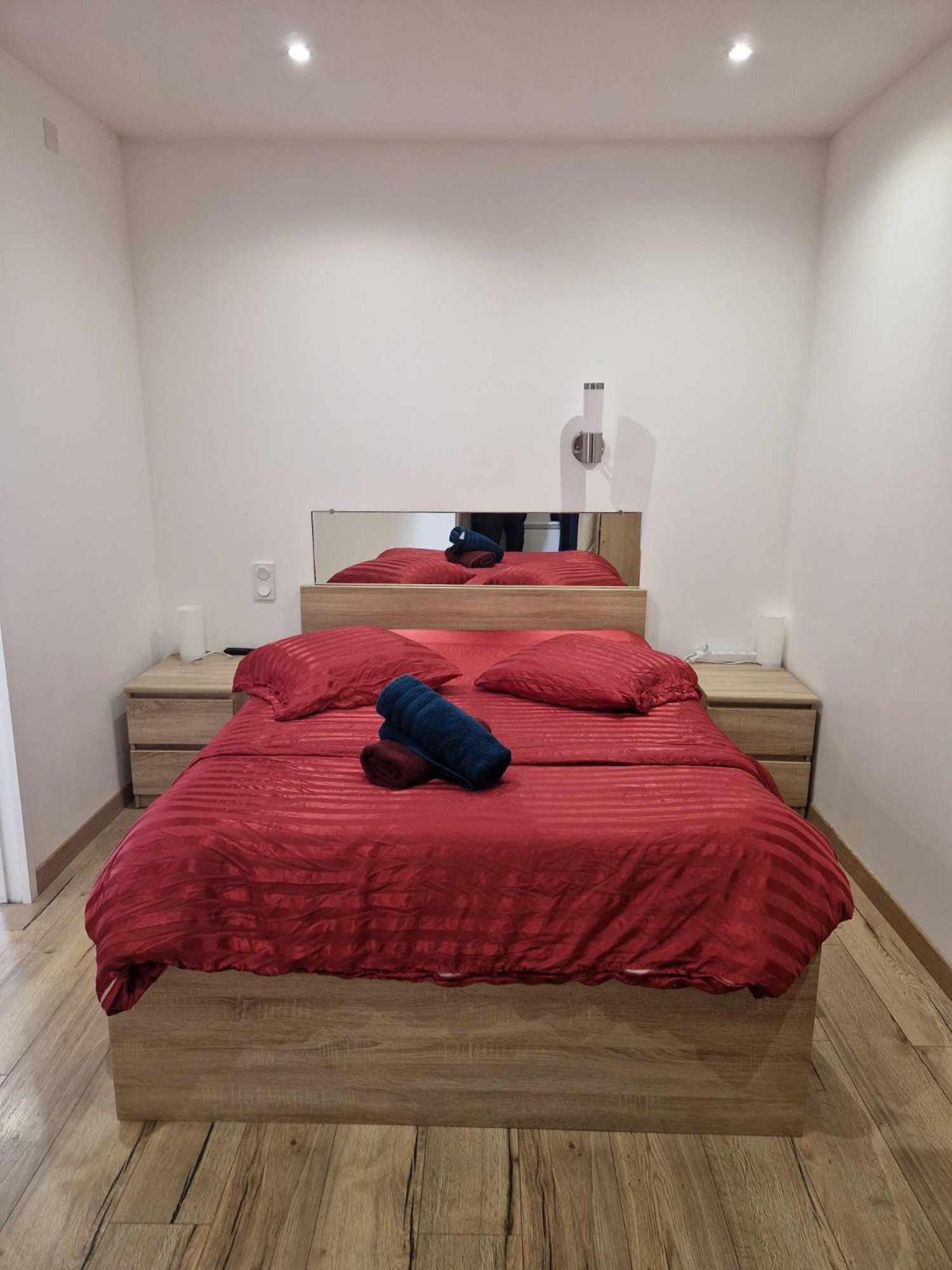 02 - Tres Joli 2 Pieces Avec 3 Lits Pouvant Accueillir Jusqu'A 5 Personnes, Situe Au Rdc Avec Entree Independante, Une Place De Parking Reservee Devant L'Entree Et Terrasse Sur L'Arriere Donnant Sur Parc Arbore, Tout Le Linge De Maison Est Fourni Razac-sur-lʼIsle Екстериор снимка