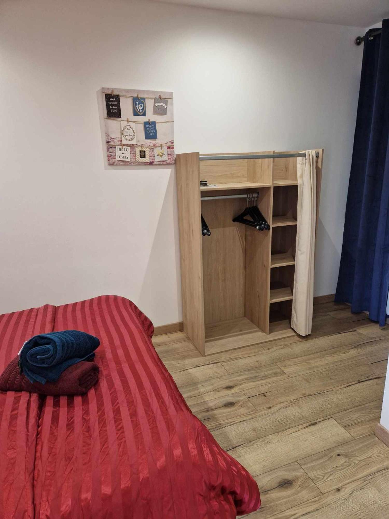 02 - Tres Joli 2 Pieces Avec 3 Lits Pouvant Accueillir Jusqu'A 5 Personnes, Situe Au Rdc Avec Entree Independante, Une Place De Parking Reservee Devant L'Entree Et Terrasse Sur L'Arriere Donnant Sur Parc Arbore, Tout Le Linge De Maison Est Fourni Razac-sur-lʼIsle Екстериор снимка