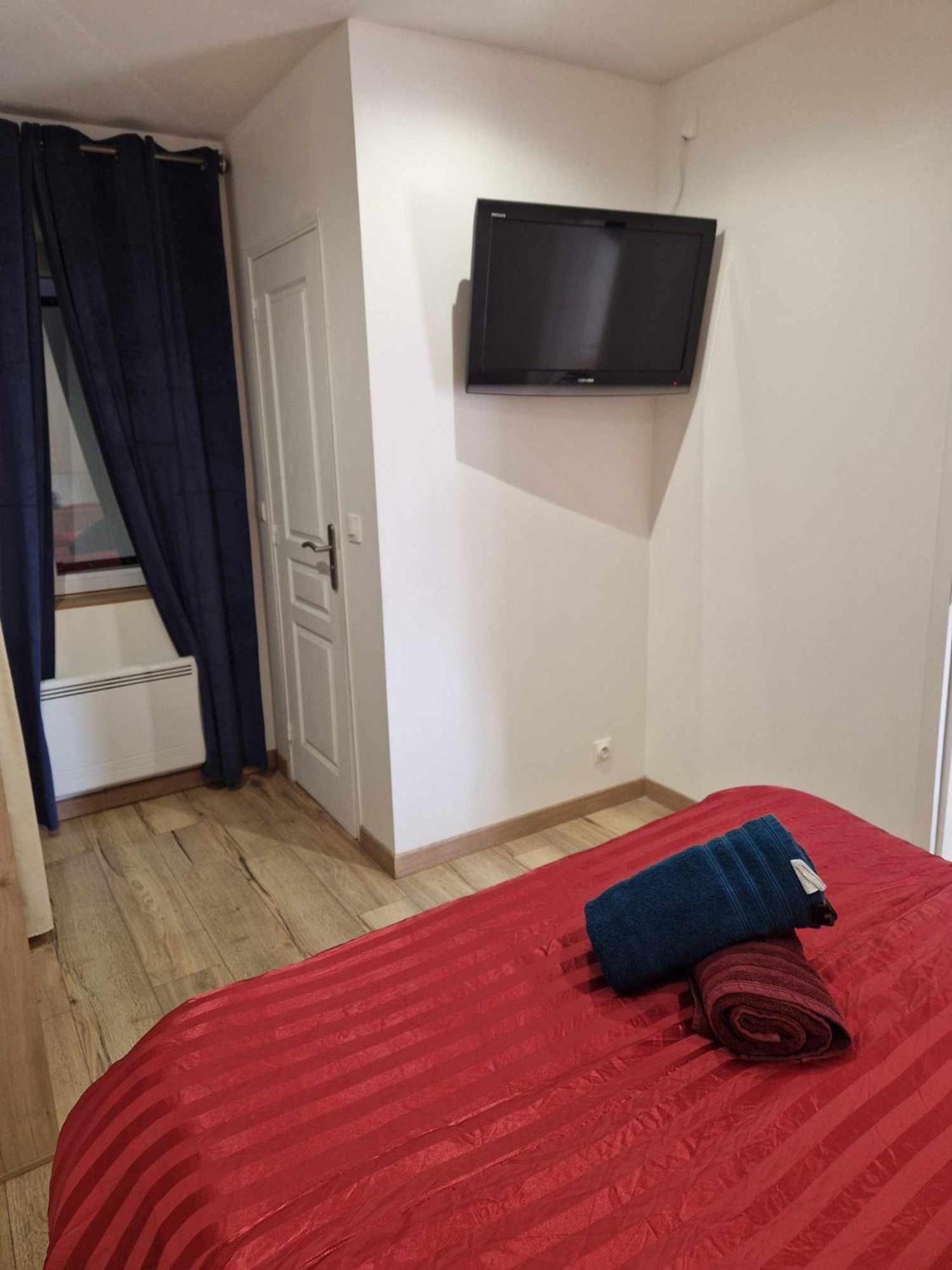 02 - Tres Joli 2 Pieces Avec 3 Lits Pouvant Accueillir Jusqu'A 5 Personnes, Situe Au Rdc Avec Entree Independante, Une Place De Parking Reservee Devant L'Entree Et Terrasse Sur L'Arriere Donnant Sur Parc Arbore, Tout Le Linge De Maison Est Fourni Razac-sur-lʼIsle Екстериор снимка