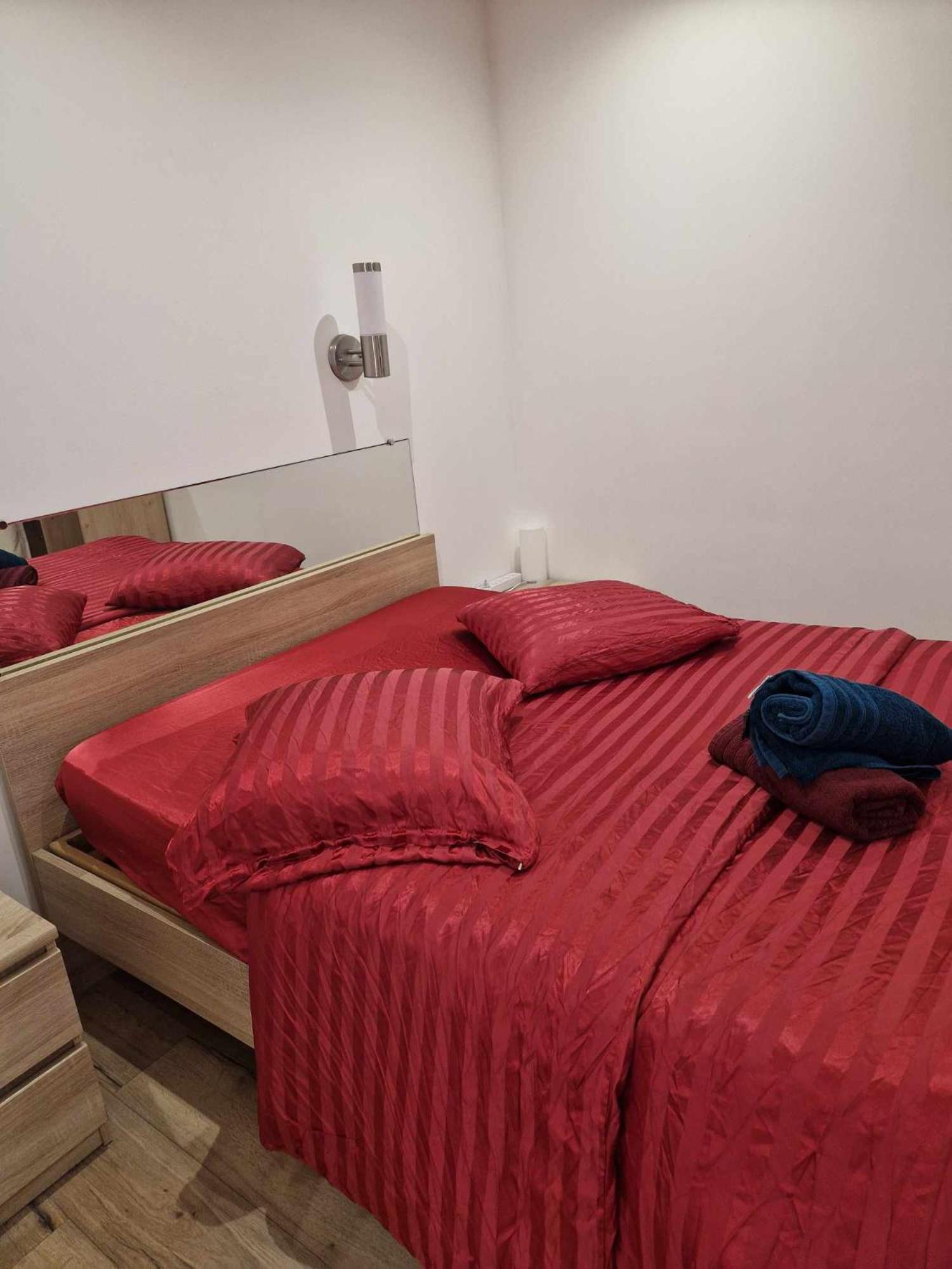 02 - Tres Joli 2 Pieces Avec 3 Lits Pouvant Accueillir Jusqu'A 5 Personnes, Situe Au Rdc Avec Entree Independante, Une Place De Parking Reservee Devant L'Entree Et Terrasse Sur L'Arriere Donnant Sur Parc Arbore, Tout Le Linge De Maison Est Fourni Razac-sur-lʼIsle Екстериор снимка