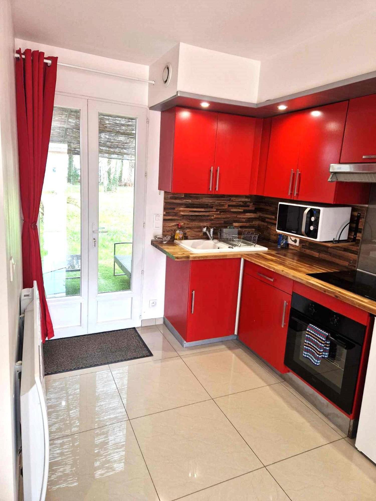 02 - Tres Joli 2 Pieces Avec 3 Lits Pouvant Accueillir Jusqu'A 5 Personnes, Situe Au Rdc Avec Entree Independante, Une Place De Parking Reservee Devant L'Entree Et Terrasse Sur L'Arriere Donnant Sur Parc Arbore, Tout Le Linge De Maison Est Fourni Razac-sur-lʼIsle Екстериор снимка