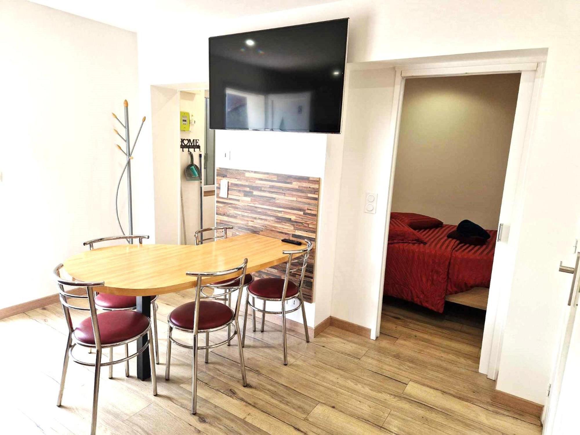 02 - Tres Joli 2 Pieces Avec 3 Lits Pouvant Accueillir Jusqu'A 5 Personnes, Situe Au Rdc Avec Entree Independante, Une Place De Parking Reservee Devant L'Entree Et Terrasse Sur L'Arriere Donnant Sur Parc Arbore, Tout Le Linge De Maison Est Fourni Razac-sur-lʼIsle Екстериор снимка