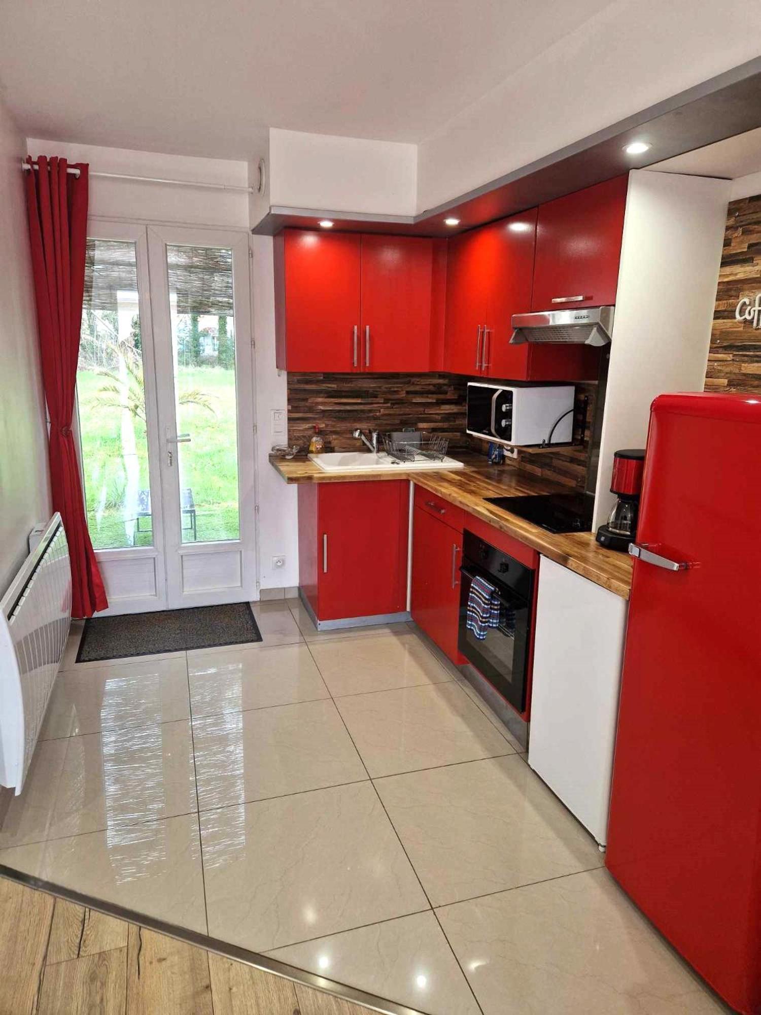 02 - Tres Joli 2 Pieces Avec 3 Lits Pouvant Accueillir Jusqu'A 5 Personnes, Situe Au Rdc Avec Entree Independante, Une Place De Parking Reservee Devant L'Entree Et Terrasse Sur L'Arriere Donnant Sur Parc Arbore, Tout Le Linge De Maison Est Fourni Razac-sur-lʼIsle Екстериор снимка